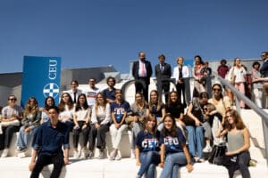 Los alumnos del CEU posan con el presidente de la ACDP, la rectora de la CEU USP, la decana de la facultad de Humanidades y Ciencias y el alcalde de Madrid en las nuevas instalaciones