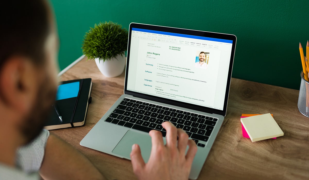 persona buscando como cambiar de trabajo en el portatil