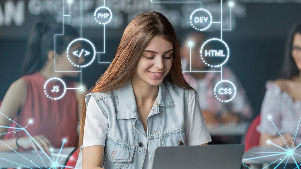 chica dominando las habilidades digitales con su ordenador