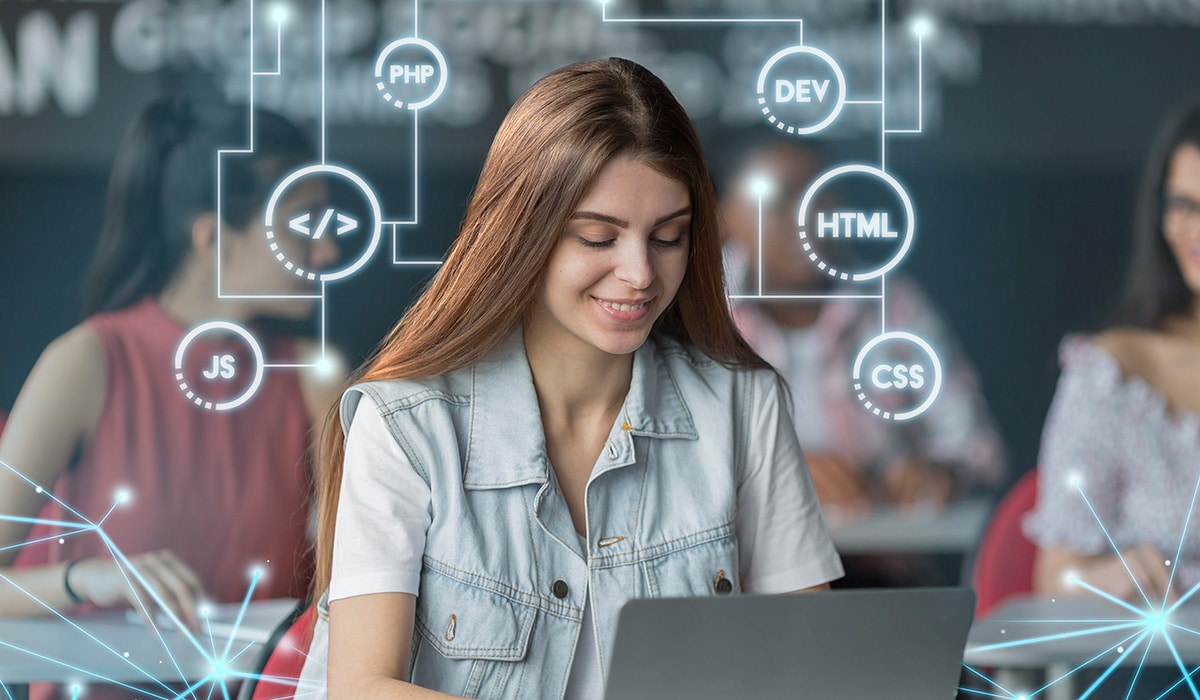 chica dominando las habilidades digitales con su ordenador