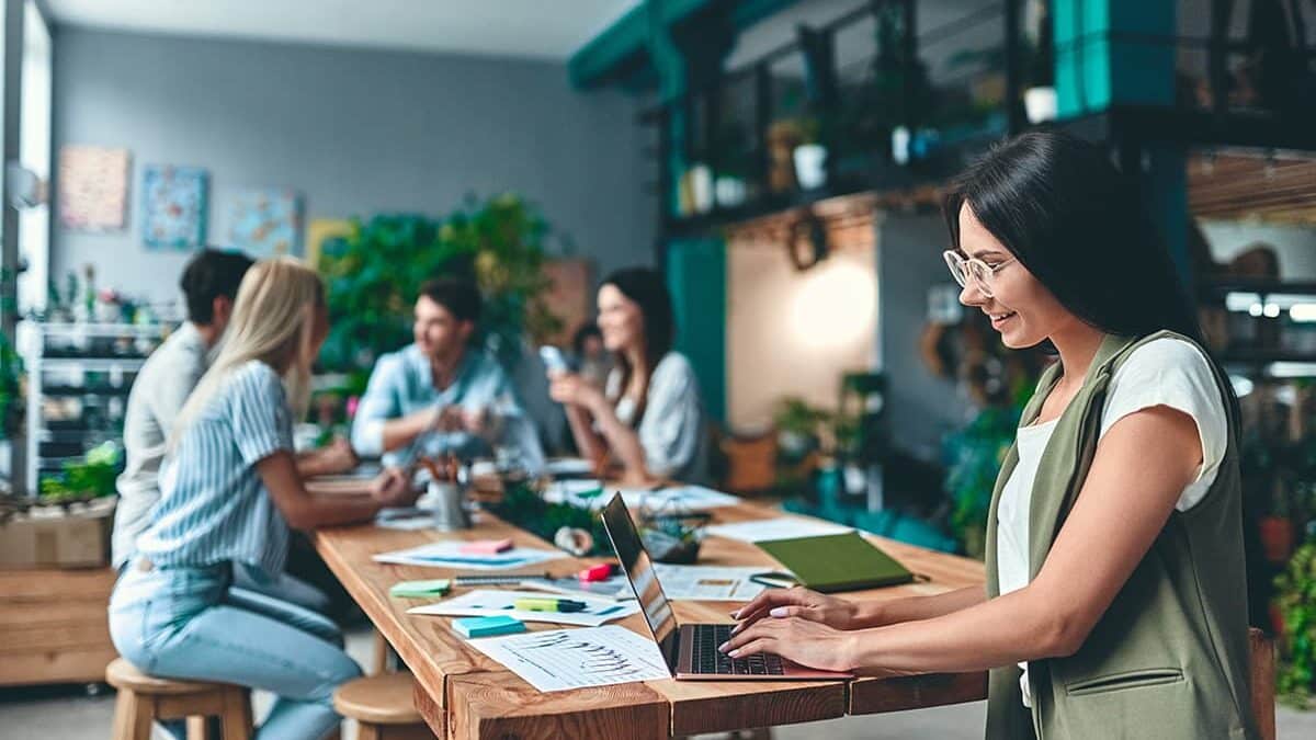 Estudiantes de universidad realizando prácticas en empresa