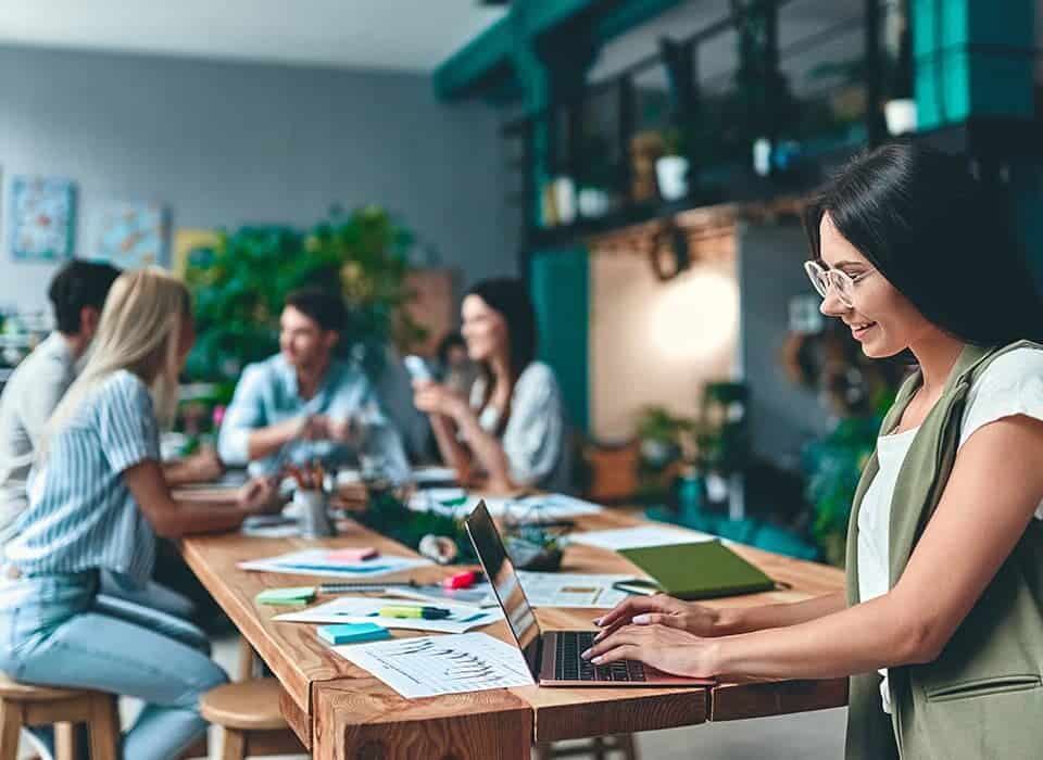 Estudiantes de universidad realizando prácticas en empresa