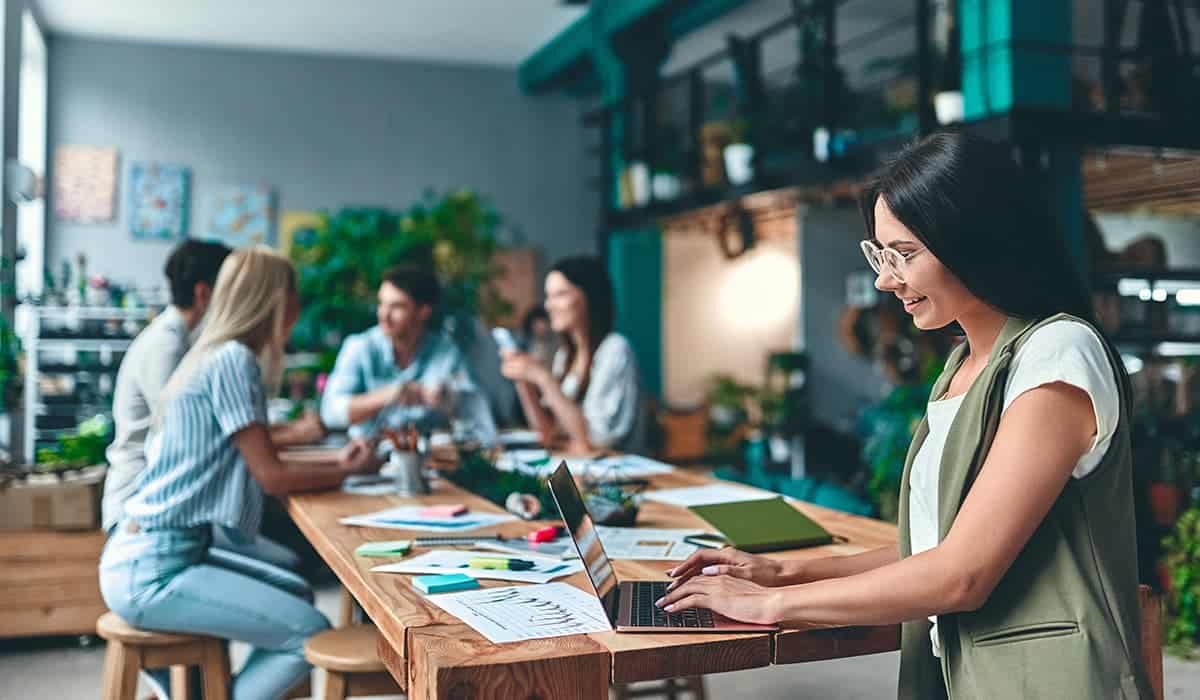 Estudiantes de universidad realizando prácticas en empresa